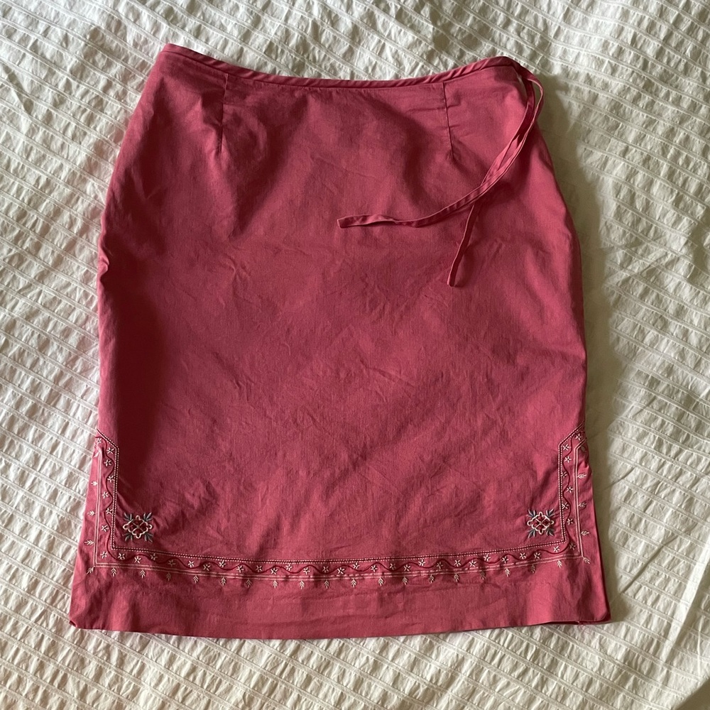 Pink cotton skirt with embroidered hem